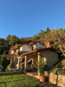 una casa en una colina con un patio de césped en Beautiful holiday cottage DaMa, en Nova Gorica