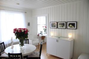 un comedor con una mesa con flores y velas en Bergstaðastræti Apartment, en Reikiavik