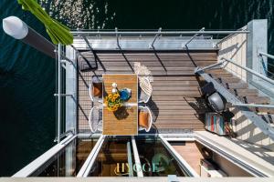 Schwimmendes Haus Hygge Olpenitz的阳台或露台
