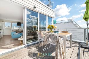 Schwimmendes Haus Hygge Olpenitz的阳台或露台