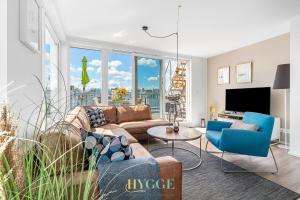 奥尔本尼兹Schwimmendes Haus Hygge Olpenitz的带沙发和电视的客厅