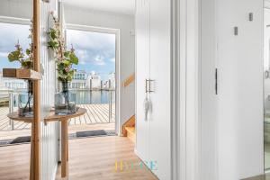 Schwimmendes Haus Hygge Olpenitz的阳台或露台