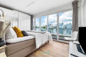 Schwimmendes Haus Hygge Olpenitz的电视和/或娱乐中心