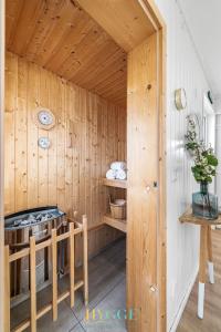 Schwimmendes Haus Hygge Olpenitz的厨房或小厨房