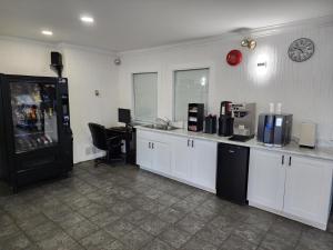 A kitchen or kitchenette at Alpine Inn Abbotsford