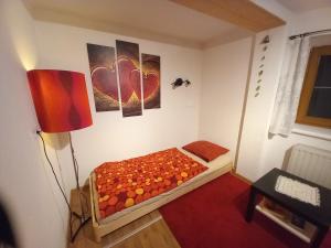 a small room with a bed and a lamp at Fewo M & M in Scharnitz