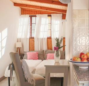 納戈－托爾博萊的住宿－S托梅納戈托爾博萊鄉村民宿，客厅配有沙发和桌子