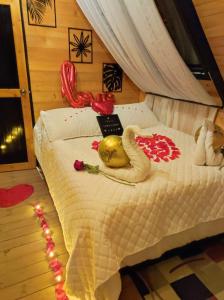 Glamping refugio Gaia客房内的一张或多张床位