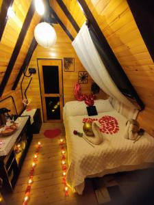 Glamping refugio Gaia客房内的一张或多张床位