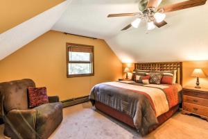 1 dormitorio con 1 cama y ventilador de techo en Black Mountain Cabin with Screened Porch and Views!, en Black Mountain
