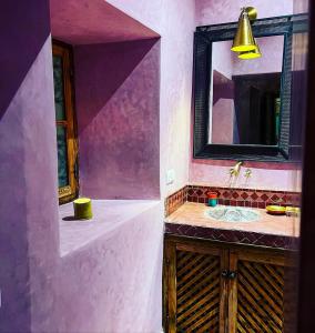 La salle de bains est pourvue d'un lavabo et d'un miroir. dans l'établissement Riad Alena, à Marrakech