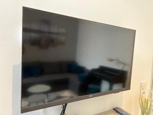 Televízia a/alebo spoločenská miestnosť v ubytovaní T2 Hyper centre 3 étoiles Rue des Bains