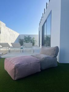 a living room with a couch in the middle at Cap-Canaria FKK in San Bartolomé de Tirajana