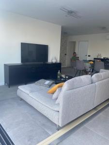 Cap-Canaria FKK في سان بارتولومي: غرفة معيشة مع أريكة وتلفزيون بشاشة مسطحة