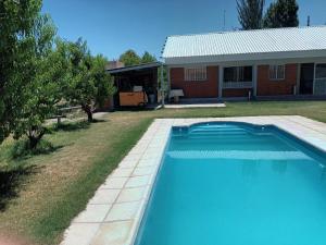 una piscina en un patio junto a una casa en Casa Los Duraznos en San Rafael