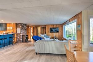 sala de estar con sofá y cocina en Updated Bristol Lakehouse with Kayaks and Beach Access, en Bristol