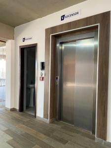 un vestíbulo con dos ascensores en un edificio en VICTORIA SUITES APRT.HOTEL, en Encarnación
