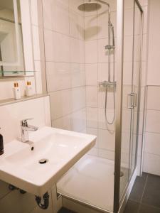 a bathroom with a sink and a shower at Willy´s Ferienzimmer im Tabakdorf Hatzenbühl 