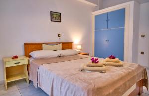A bed or beds in a room at Maro Apartments Arillas Corfu Még 37 kép