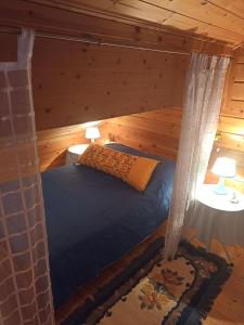 een slaapkamer met een bed in een houten hut bij Rados chalet in Rádhos +23 foto's