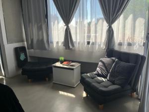 sala de estar con sofá, silla y ventana en Luminoso Depto 40 metros NUEVO. Excelente Ubicacion Zona Sur. en 