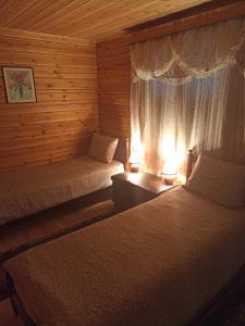 1 dormitorio con 2 camas y una ventana con cortinas en Rados chalet, en Rádhos