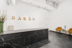 モントリオールにあるBakan - Sainte Catherineの白い部屋(黒いカウンター、椅子付)