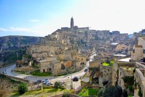 vistas a una ciudad con una ciudad en una colina en Casa Vittoria, en Matera