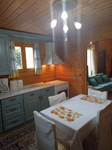 een keuken met een tafel met een witte tafeldoek bij Rados chalet in Rádhos