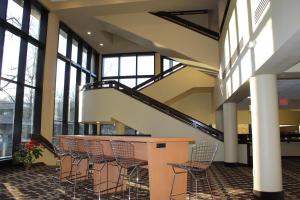 un grupo de sillas en un edificio con escaleras en Holiday Inn Express Princeton Southeast, an IHG Hotel, en Plainsboro