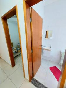 Ein Badezimmer in der Unterkunft Quartos econômicos
