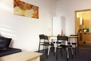 una camera con tavolo e sedie da pranzo di 3 Zimmer Apartment am Leopoldplatz a Berlino