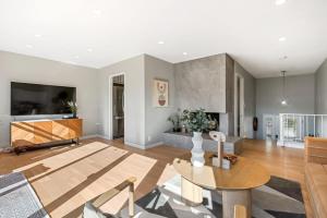 uma sala de estar com uma mesa e um sofá em @ Marbella Lane - Chic Abode w/Mountain Skyline em Pacifica