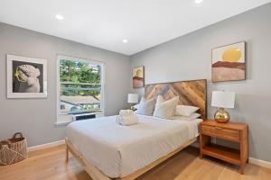 Un dormitorio con una cama grande y una ventana en @ Marbella Lane - Chic Abode w/Mountain Skyline, en Pacífica