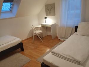 Tempat tidur dalam kamar di Monteurwohnung in Wesermarsch, Küche, Einzelbetten, Stedinger Landhotel