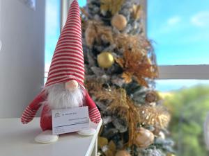 a santa claus figurine sitting next to a christmas tree at La Casita del Arco Panorámico in San Pedro