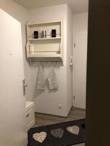 Zimmer mit weißen Wänden und einer Tür mit zwei Krawatten in der Unterkunft Sonthof City in Sonthofen