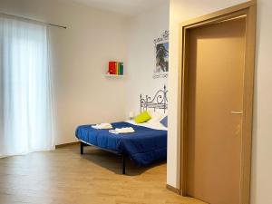 Un dormitorio con una cama con una colcha azul. en Lucky Inn, La Locanda della Fortuna, en Palermo