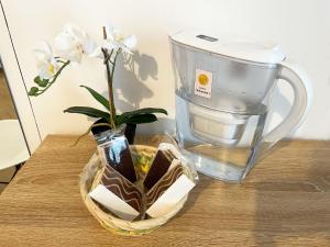 una flor en un jarrón junto a una licuadora en Lucky Inn, La Locanda della Fortuna, en Palermo