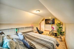 1 dormitorio con 1 cama grande y TV en Dyer Family Escape - 20 Mi to Lake Michigan!, en Schererville