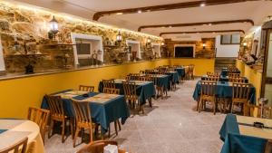 un restaurante con mesas y sillas en una habitación en HOTEL LAFAYETTE, en Túnez