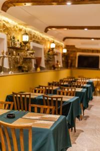 una sala da pranzo con tavoli e sedie verdi di HOTEL LAFAYETTE a Tunisi