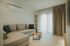 un soggiorno con divano e tavolo di Celine Luxury Apartments & Suites ad Ágios Nikólaos