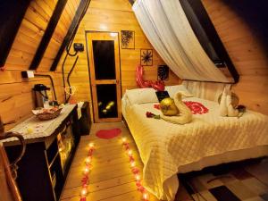 Glamping refugio Gaia客房内的一张或多张床位