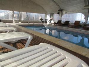 - une piscine avec des chaises et une table dans l'établissement Terrazas de Lobos, à Lobos