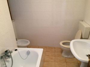 uma casa de banho com um WC, um lavatório e uma banheira em La casa di UGO em Ciglione