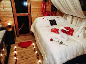 Glamping refugio Gaia客房内的一张或多张床位