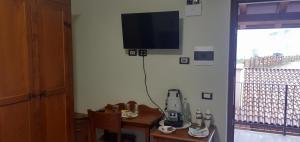 A television and/or entertainment centre at Casale Sienti'n Può