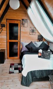 Glamping refugio Gaia客房内的一张或多张床位