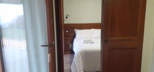 A bed or beds in a room at Casale Sienti'n Può
